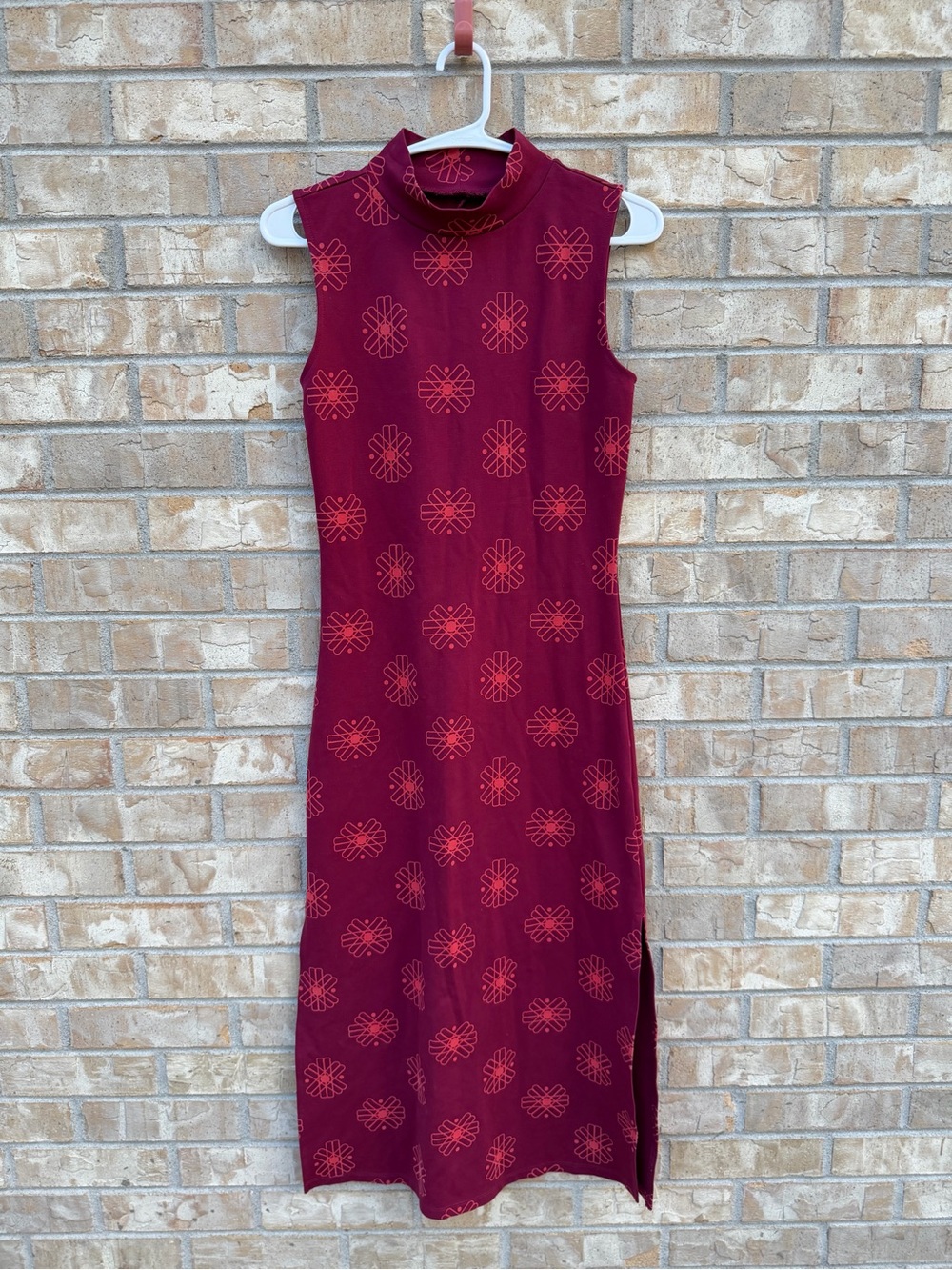 NWOT Artsy Sleeveless Mockneck Midi Dress in Burgundy Geometric Motif Size S
